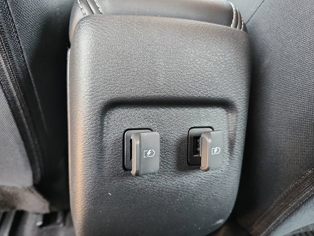 2022 Nissan Kicks SR