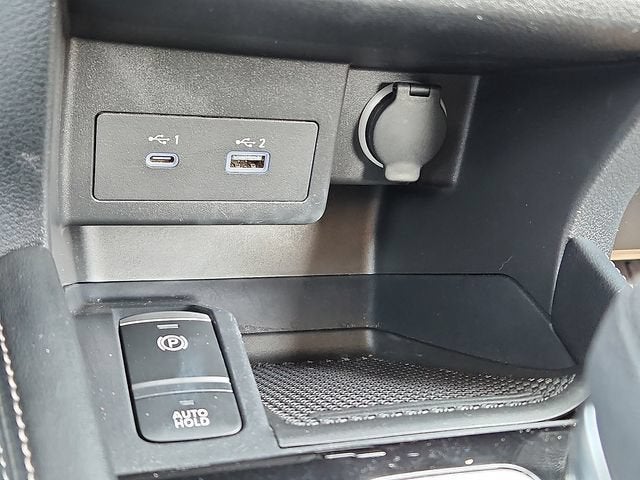 2022 Nissan Kicks SR
