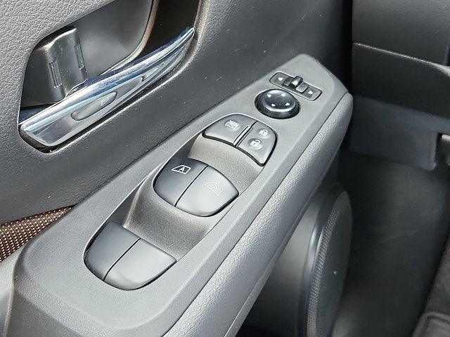 2022 Nissan Kicks SR